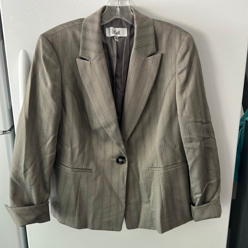 Le Suit size 8 ladies pant suit - brown herringbone pattern with wine stripe